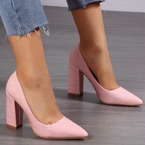 Women’s crocodile embossed chunky heeled pink court pumps Size 38/7.5US